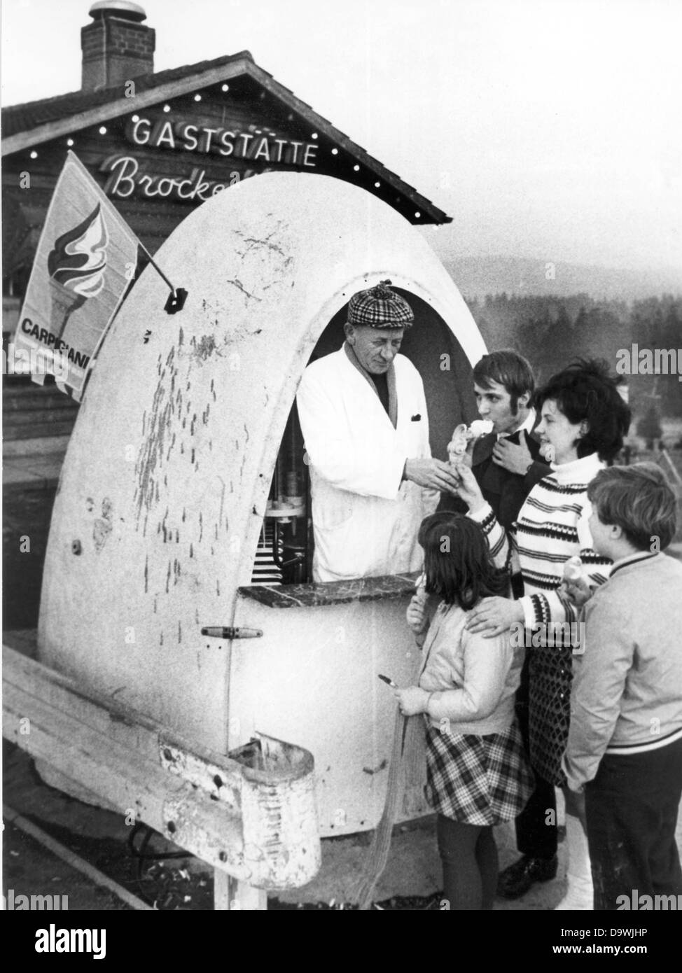 Ein Geschäftsmann bietet Eis für Tagestouristen auf dem Brocken statt warme Getränke für Skifahrer am 6. März 1972. Stockfoto