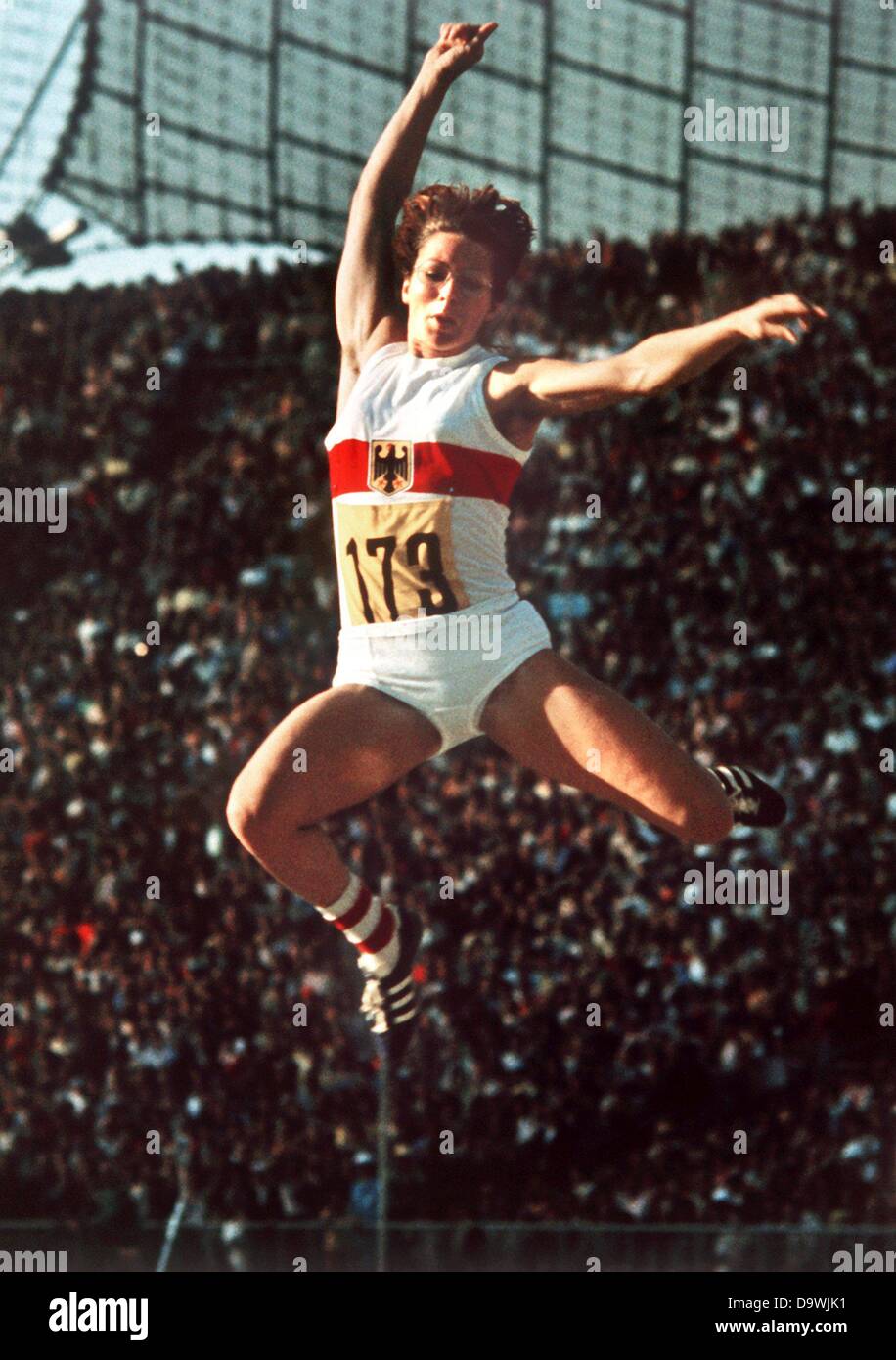 Deutsche Leichtathletin Heide Rosendahl bei ihrem Sprung bei den Olympischen Spielen in München 1972. Sie gewann die Goldmedaille im Weitsprung. Stockfoto