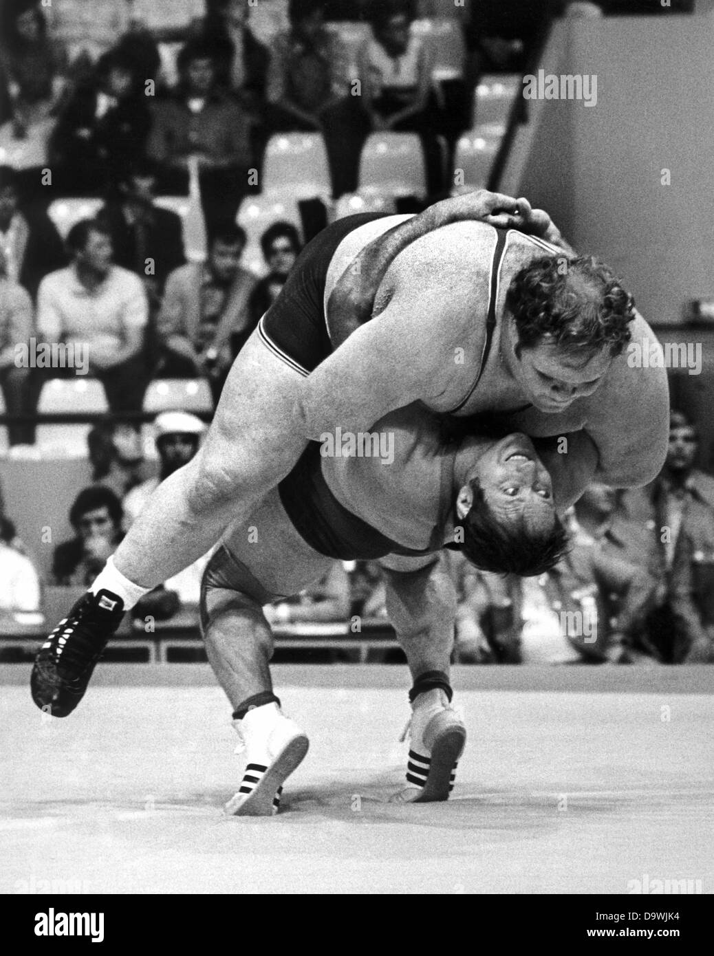 Deutscher Ringer Wilfried Dietrich (siehe unten) Schultern uns