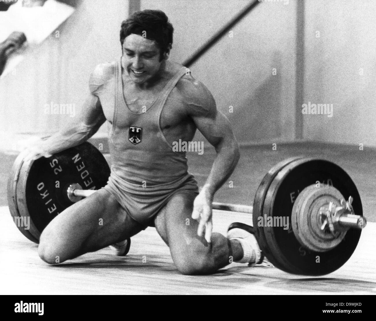 Gewichtheber Rolf Milser verliert während der Olympischen Spiele in