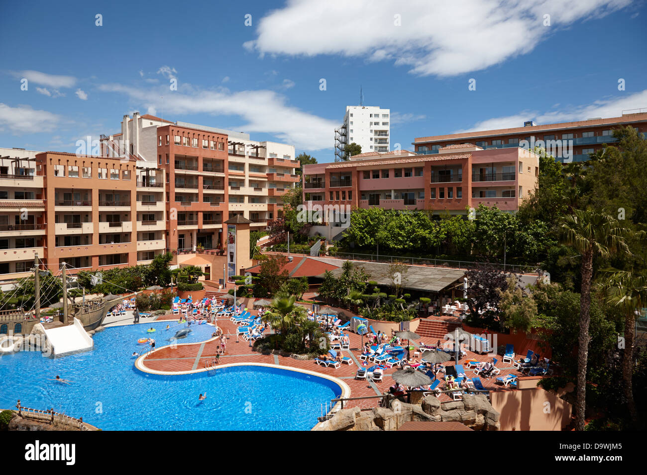 Moderne spanische Resort Hotelanlage mit Pool in Cap de Salou, Katalonien, Spanien Stockfoto