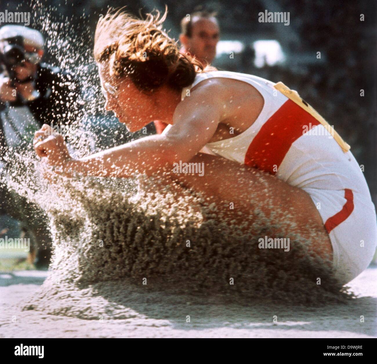 Deutsche Leichtathletin Heide Rosendahl bei ihrem Sprung bei den Olympischen Spielen in München 1972. Sie gewann die Goldmedaille im Weitsprung. Stockfoto