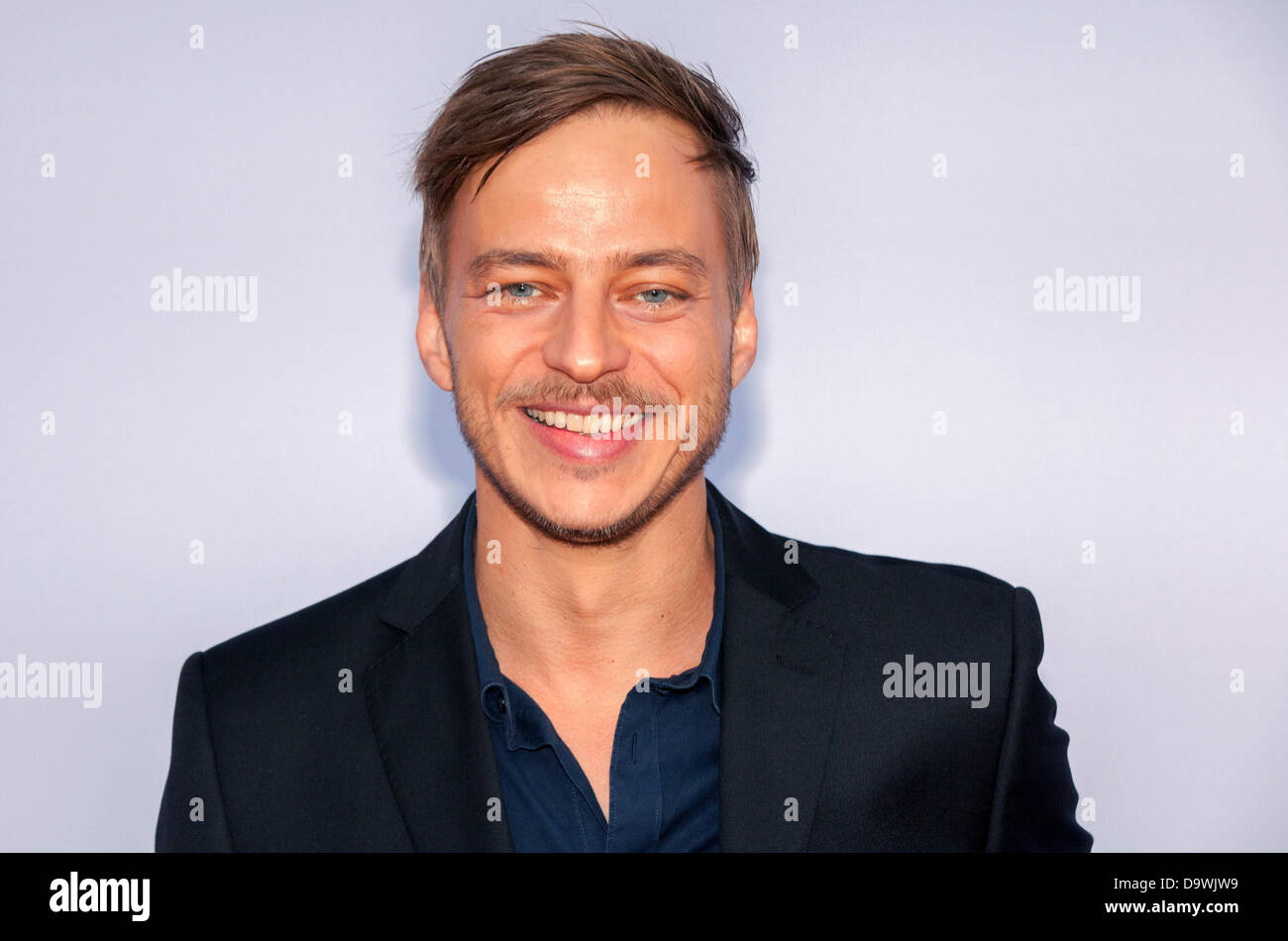 Schauspieler Tom Wlaschiha stellt während der ProSiebenSat. 1 TV Deutschland Jahres Programm Präsentation in Hamburg, Germany, 26. Juni 2013. Wlaschiha ist der einzige internationale Schauspieler eine ständige Rolle in der TV-Produktion "Crossing Lines" die Lüftung am 22. August 2013 startet. Die TV-Sender Sat. 1, ProSieben, Kabel Eins, Sixx und Sat. 1 Gold präsentieren ihre Herbst/Winter-Programm. Foto: Georg Wendt Stockfoto