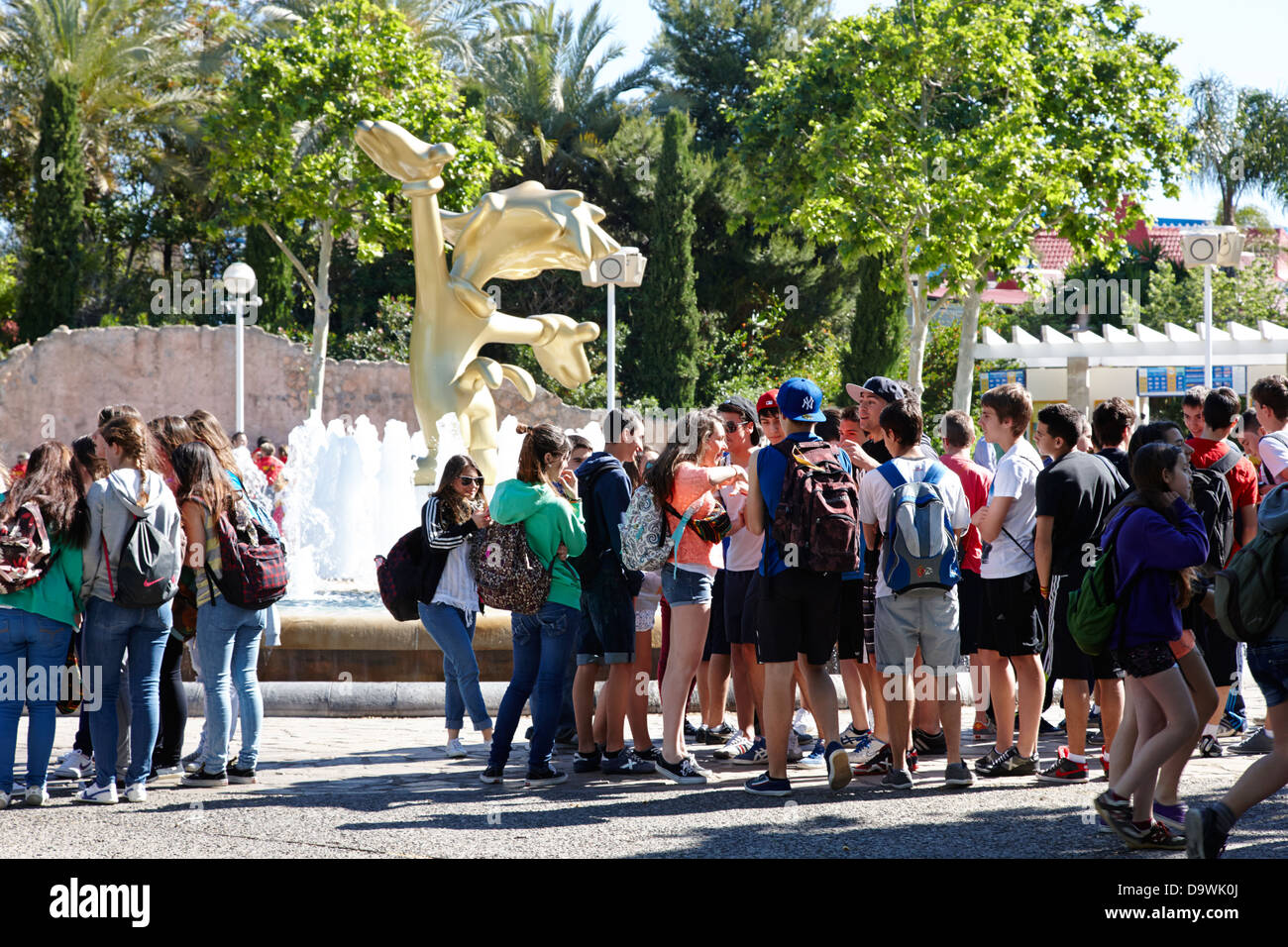 Gruppen von Jugendlichen, die darauf warten, geben Portaventura Theme Park Salou, Katalonien, Spanien Stockfoto