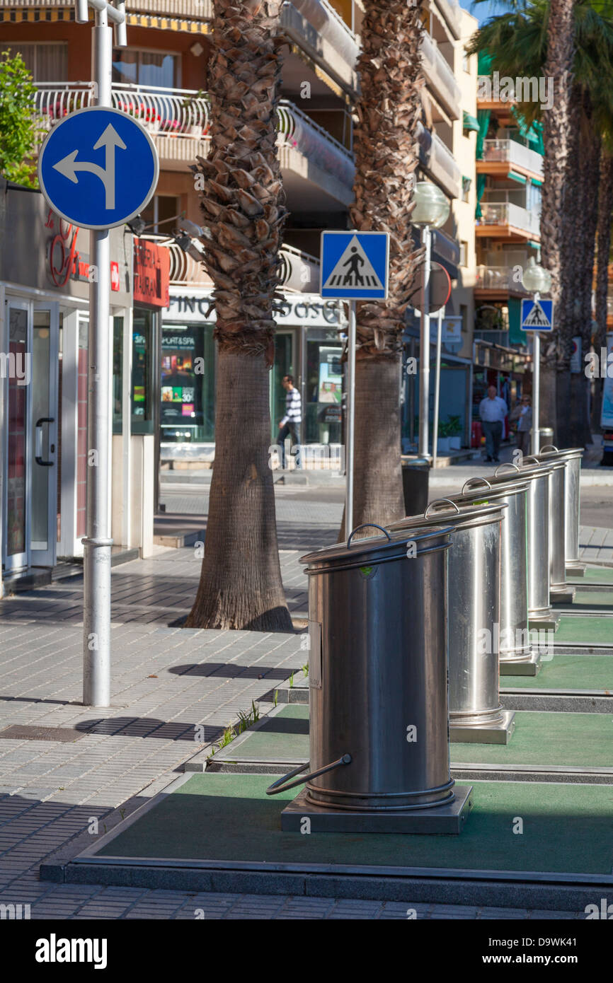 Zeile der Papierkörbe auf Spanisch Straße Stockfoto