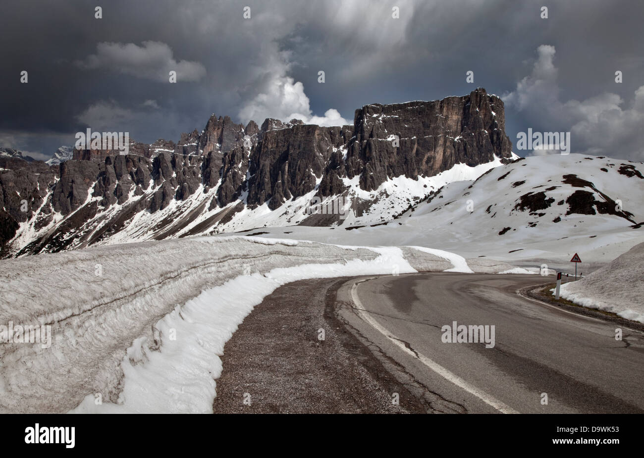 Schnee und die Croda da Lago-Gipfel im Juni 2013 auf dem Gipfel der Giau Pass, Dolomiten, Italien Stockfoto