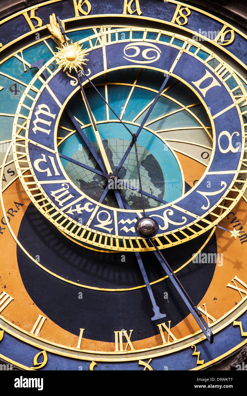 Nahaufnahme der astronomischen Uhr oder Prager Orloj (Pražský Orloj) auf dem Altstädter Ring in Prag, Tschechien. Stockfoto