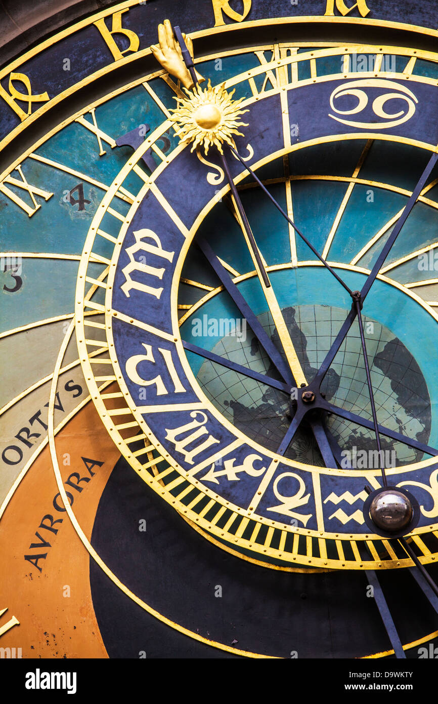 Nahaufnahme der astronomischen Uhr oder Prager Orloj (Pražský Orloj) auf dem Altstädter Ring in Prag, Tschechien. Stockfoto