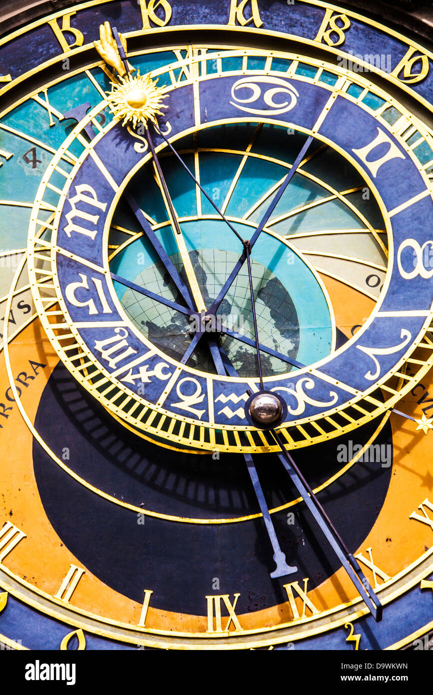 Nahaufnahme der astronomischen Uhr oder Prager Orloj (Pražský Orloj) auf dem Altstädter Ring in Prag, Tschechien. Stockfoto