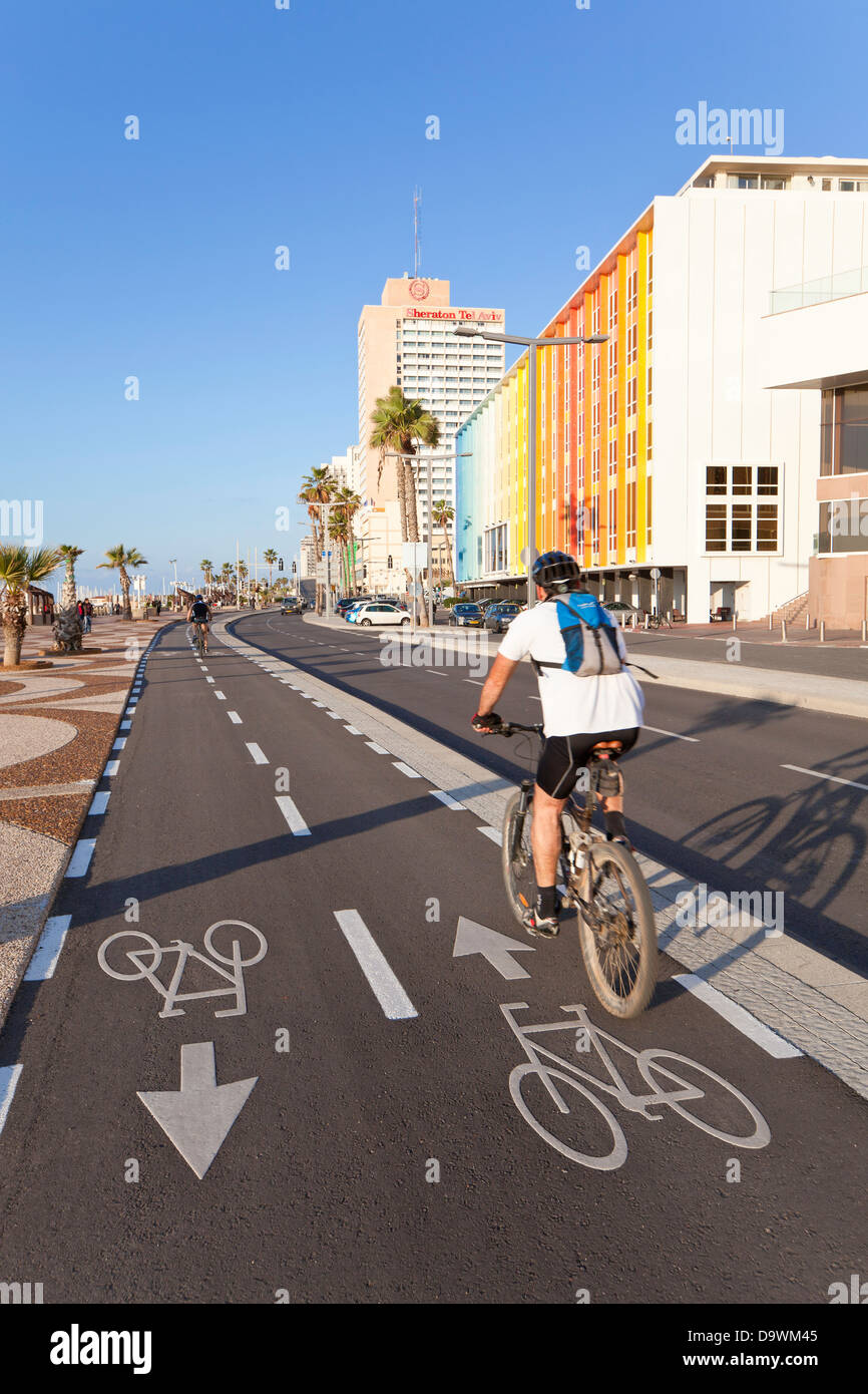 Nahen Osten, Israel, Tel Aviv, Strandpromenade vor der bunt dekorierten Hotel Fassaden Stockfoto