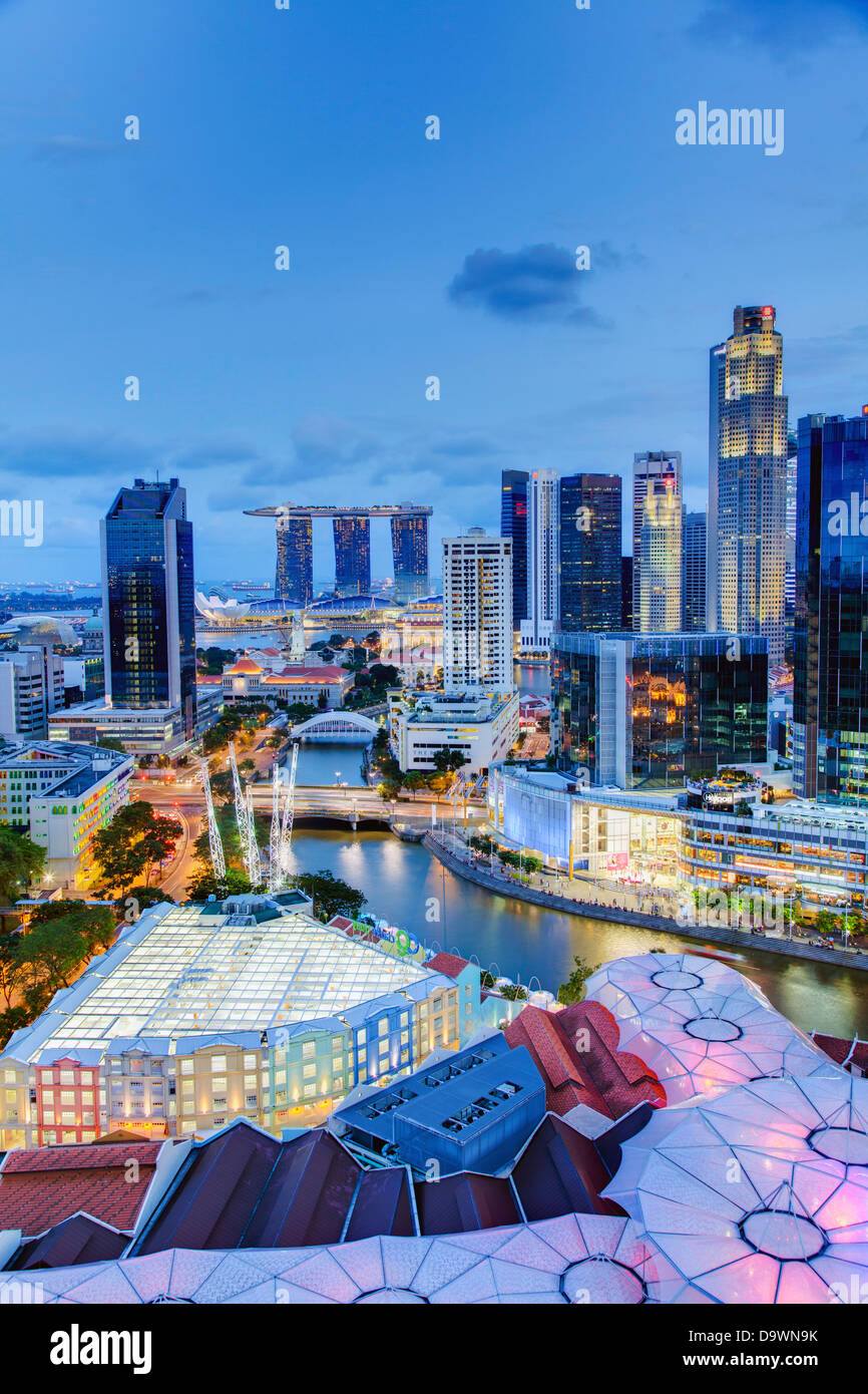 Südost-Asien, Singapur, erhöhten Blick auf die Unterhaltung Bezirk von Clarke Quay, der Singapore River und die Skyline der Stadt Stockfoto