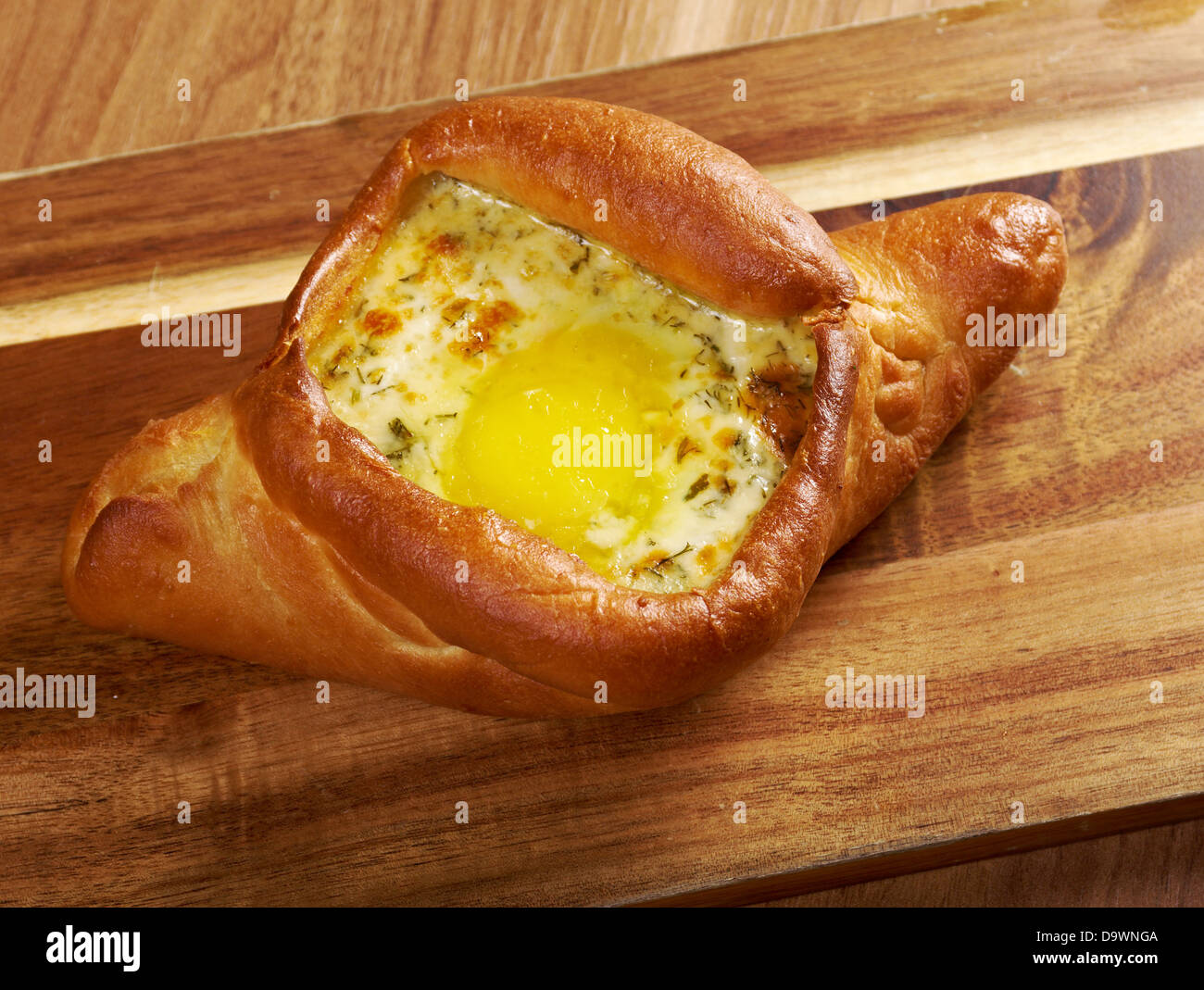 Adjaruli Khachapuri, gefüllt mit Käse und garniert rausgekommen Gericht der georgischen Küche Stockfoto