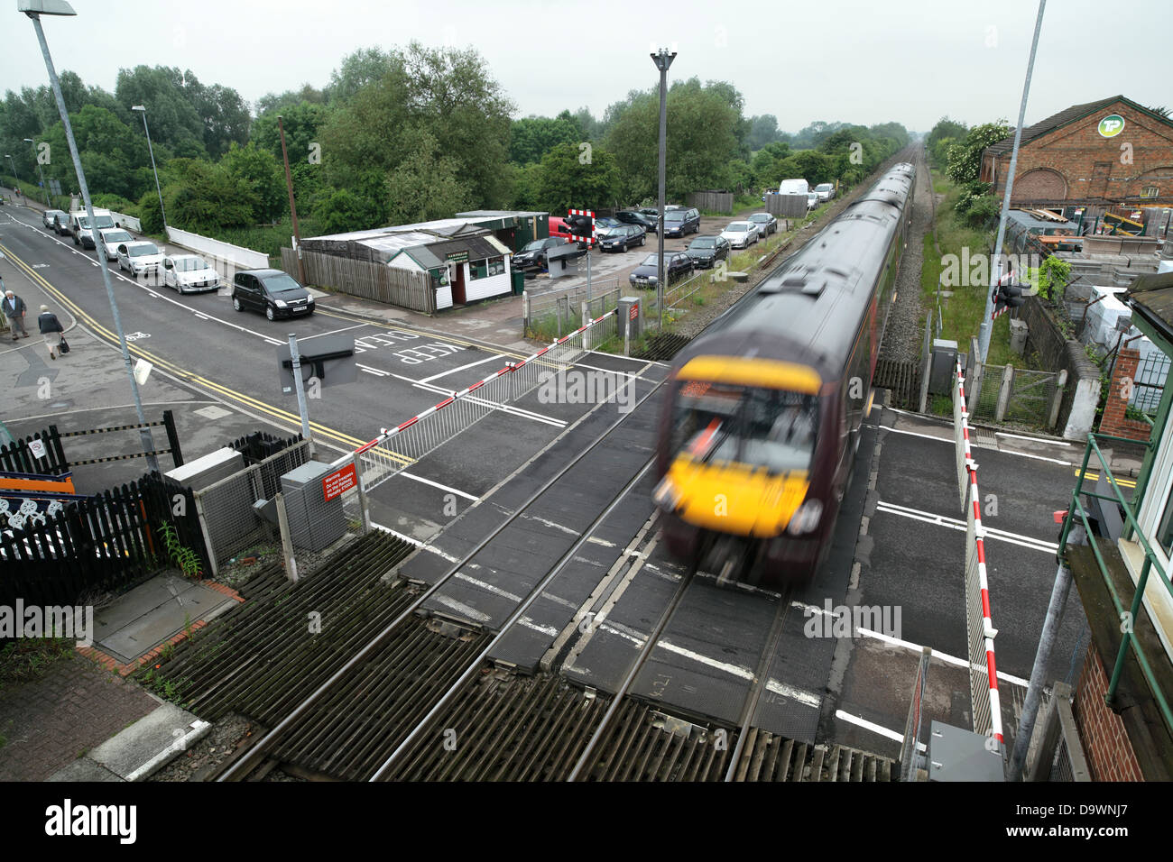 Birmingham, Leicester Zug Überfahren eines Bahnübergangs in Narborough, Leicestershire. Stockfoto