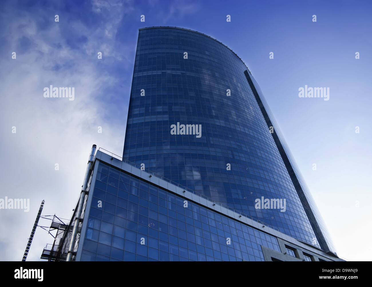 Fassade des Gebäudes in der Stadt auf einem Hintergrund des blauen Himmels Stockfoto