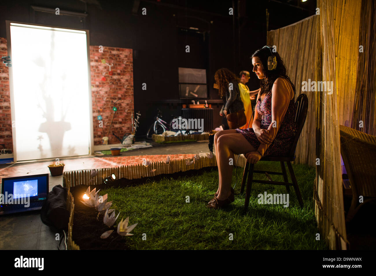 "Scenecology": Theater-Design-Studenten absolvieren Grad Abschlussausstellung Leistung Aberystwyth University UK Stockfoto