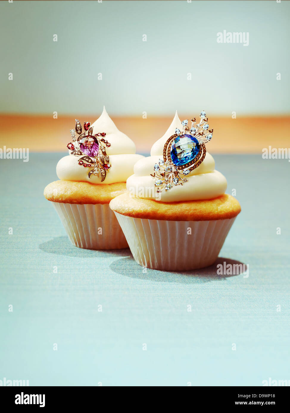 Cupcakes mit Schmuck Stockfoto