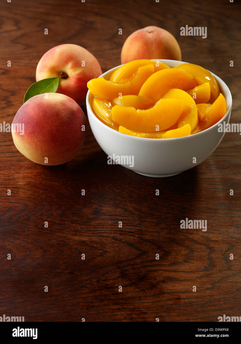 Schüssel mit frische geschälte Pfirsiche Stockfoto