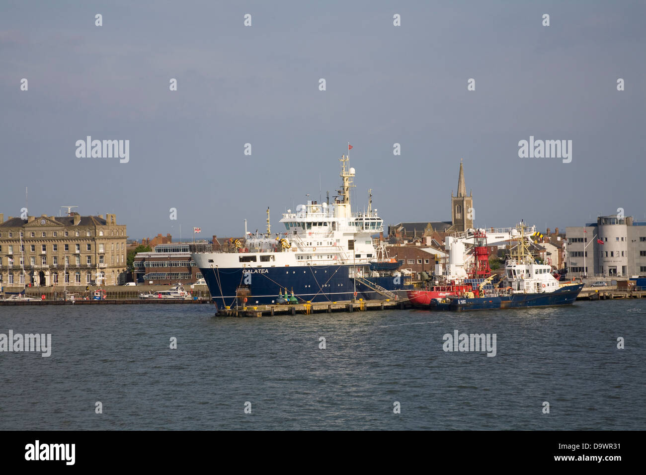 Harwich Essex South East England Blick auf Hafenfront mit festgemachten THV Galatea ein Leuchtturm Ausschreibung betrieben von Trinity House Stockfoto