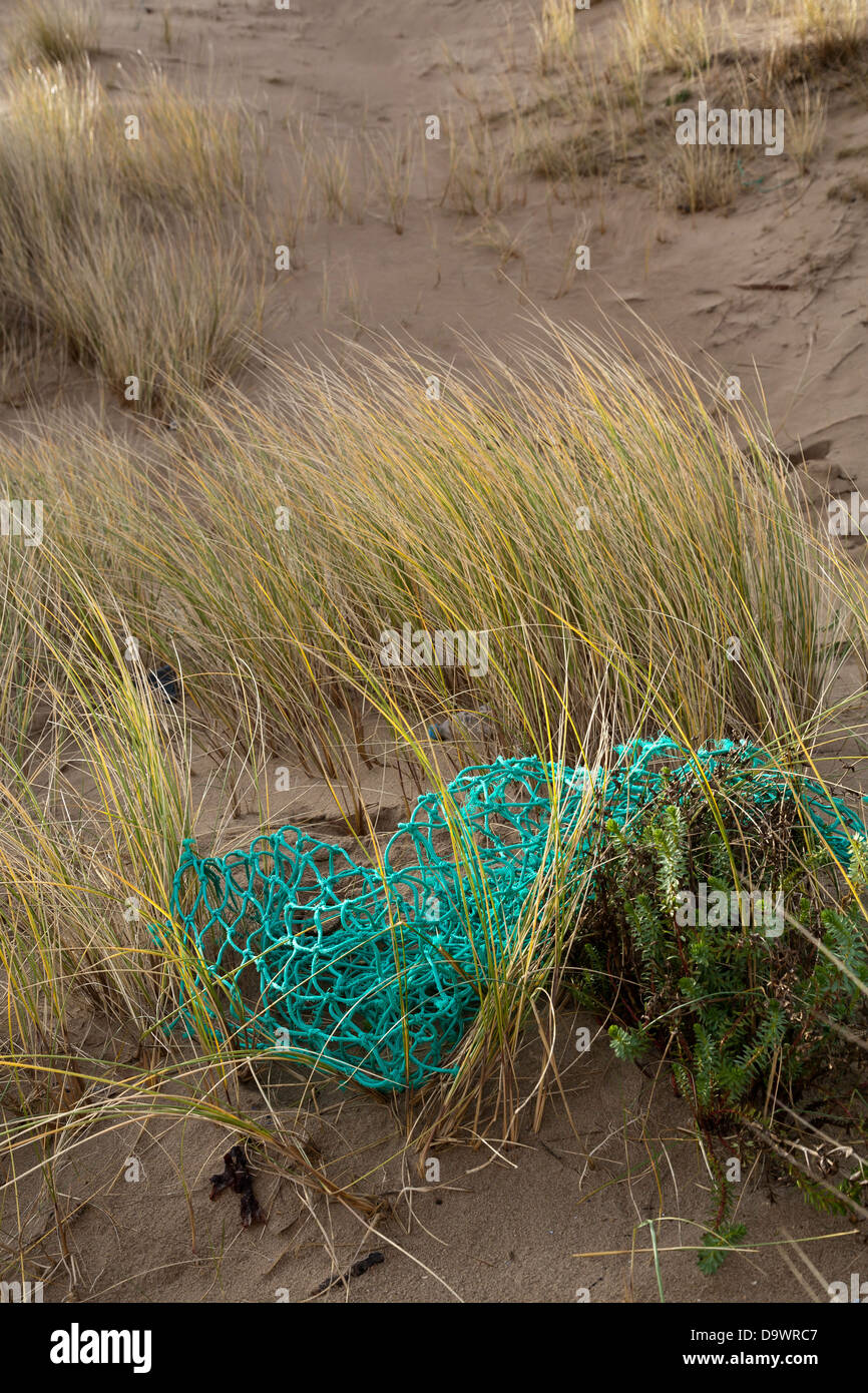 Angeln Ablagerungen und andere Detritus am Strand bei Whiteford, Gower, Wales, UK gewaschen Stockfoto