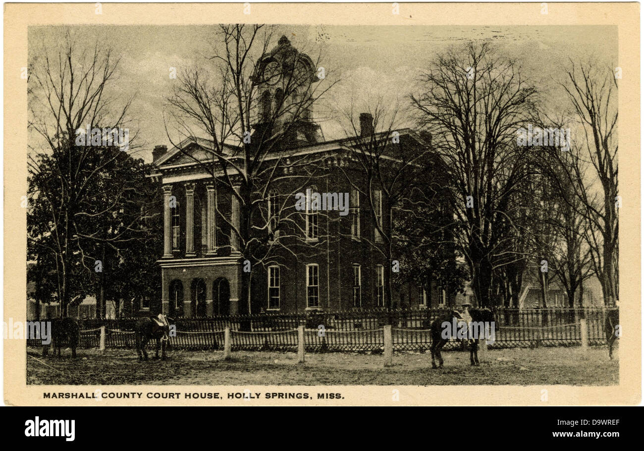 Eine historische Postkarte mit dem Marshall County Court House in Holly Springs, Mississippi. Das Gebäude ist ein wichtiges Wahrzeichen der Stadt und spiegelt die südländische Architektur des frühen 20. Jahrhunderts wider. Stockfoto
