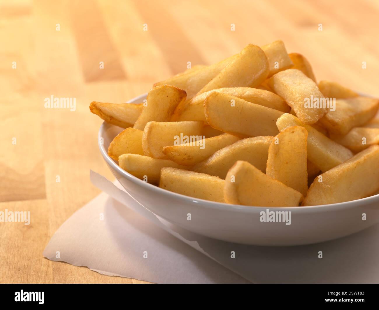 Pommes frites in eine Schüssel geben Stockfoto