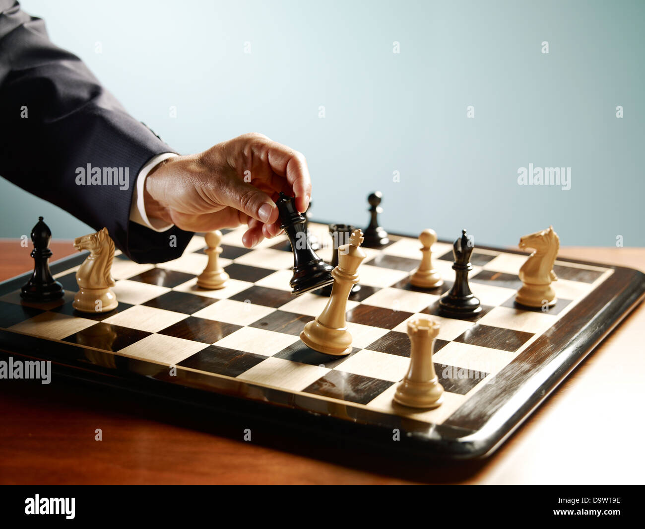 Mann spielt Schach Stockfoto