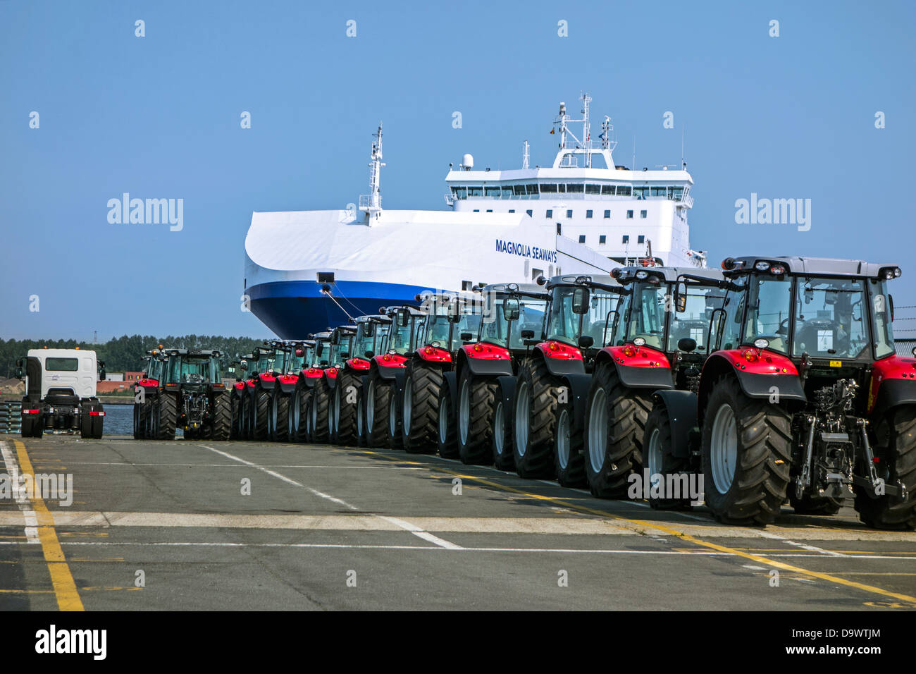 Traktoren aus der Volvo Trucks Baugruppe Pflanzen warten auf roll-on/Roll-off geladen werden / Roro Schiff am Seehafen Ghent, Belgien Stockfoto