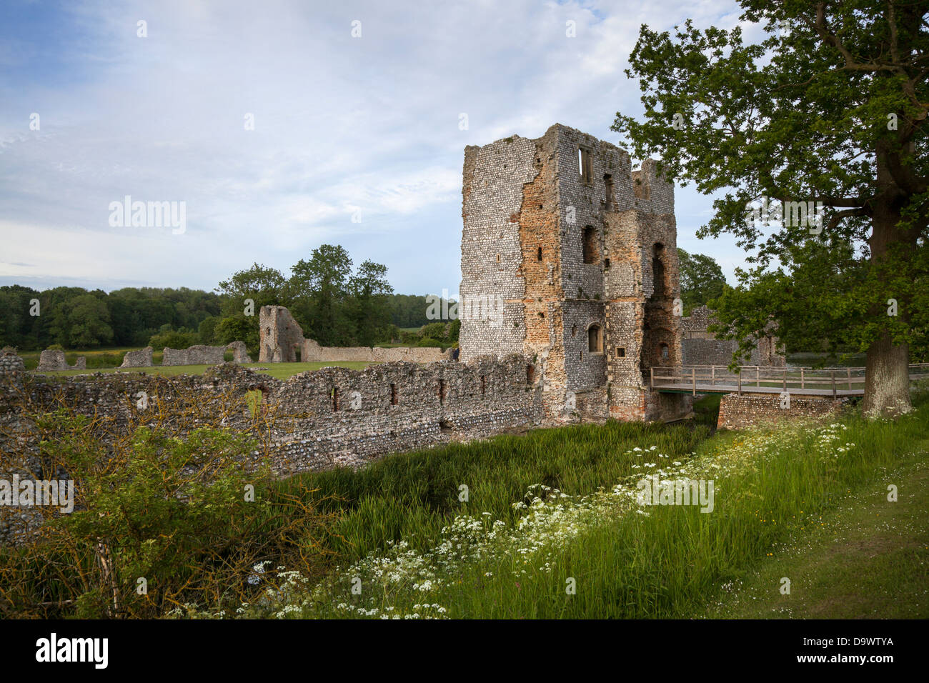 Baconsthorpe Castle, Baconsthorpe Hall, ruiniertes, befestigtes Herrenhaus ein mit Wassergraben und befestigtes ruiniertes Gebäude aus dem 15th. Jahrhundert in Sheringham, Norfolk, Großbritannien Stockfoto