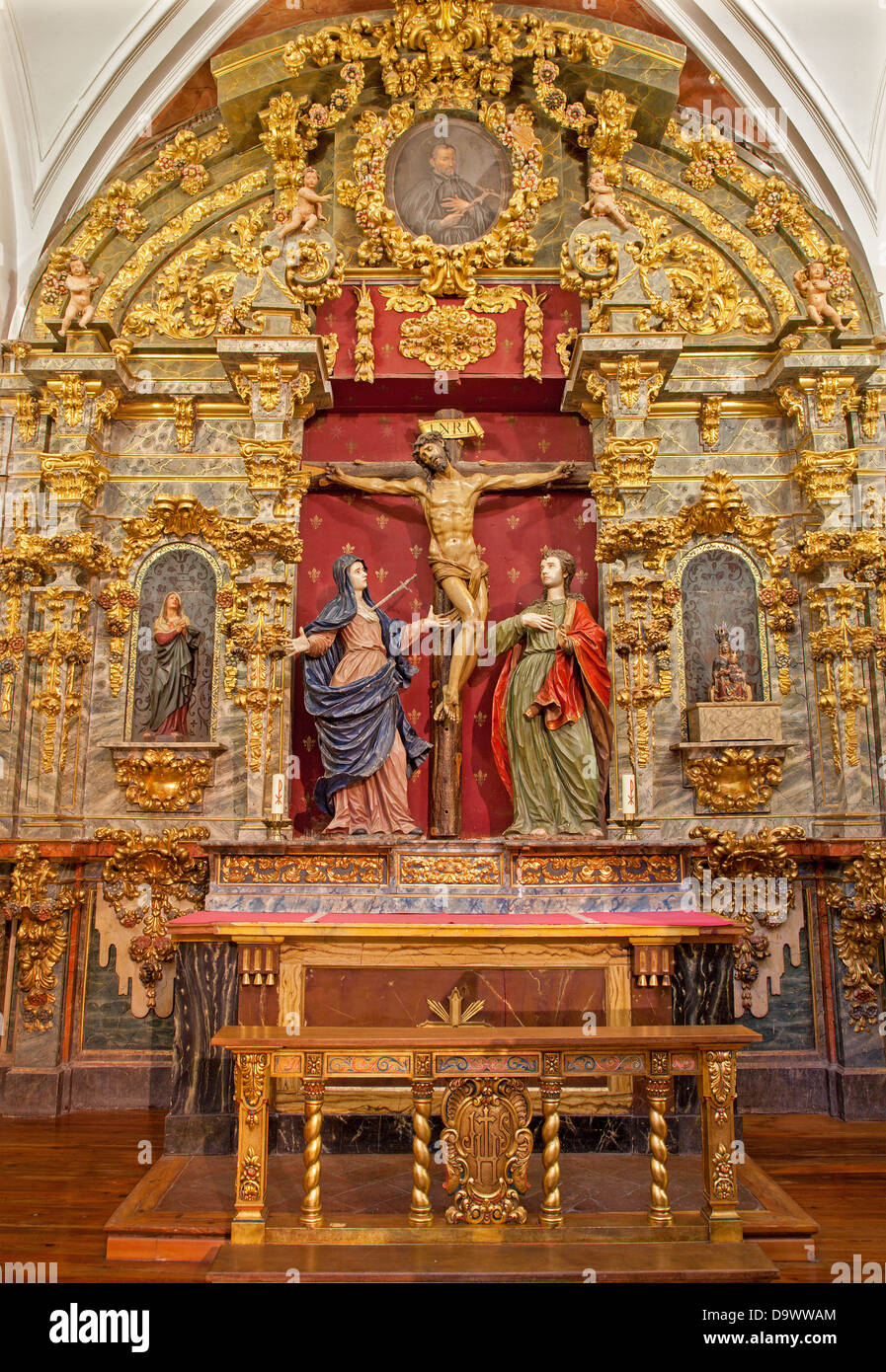 TOLEDO - März 8: Kreuzigung Barockstatue mit hl. Maria und Johannes von Kirche Iglesia de San Idefonso Stockfoto TOLEDO - März 8: Kreuzigung Barockstatue mit hl. Maria und Johannes von Kirche Iglesia de San Idefonso Stockfoto