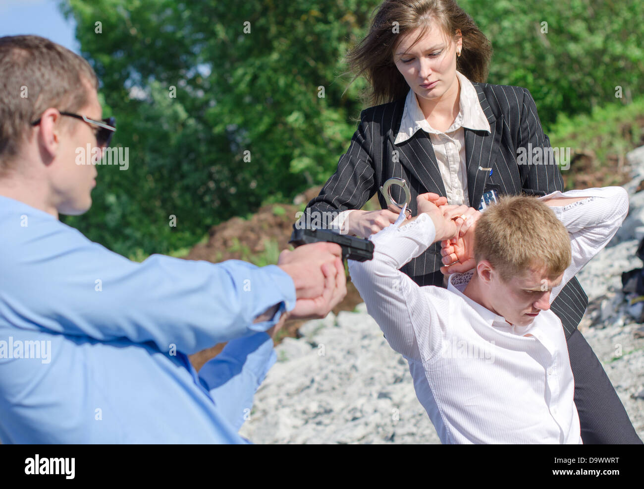 Zwei FBI-Agenten leiten Festnahme eines Straftäters Stockfoto