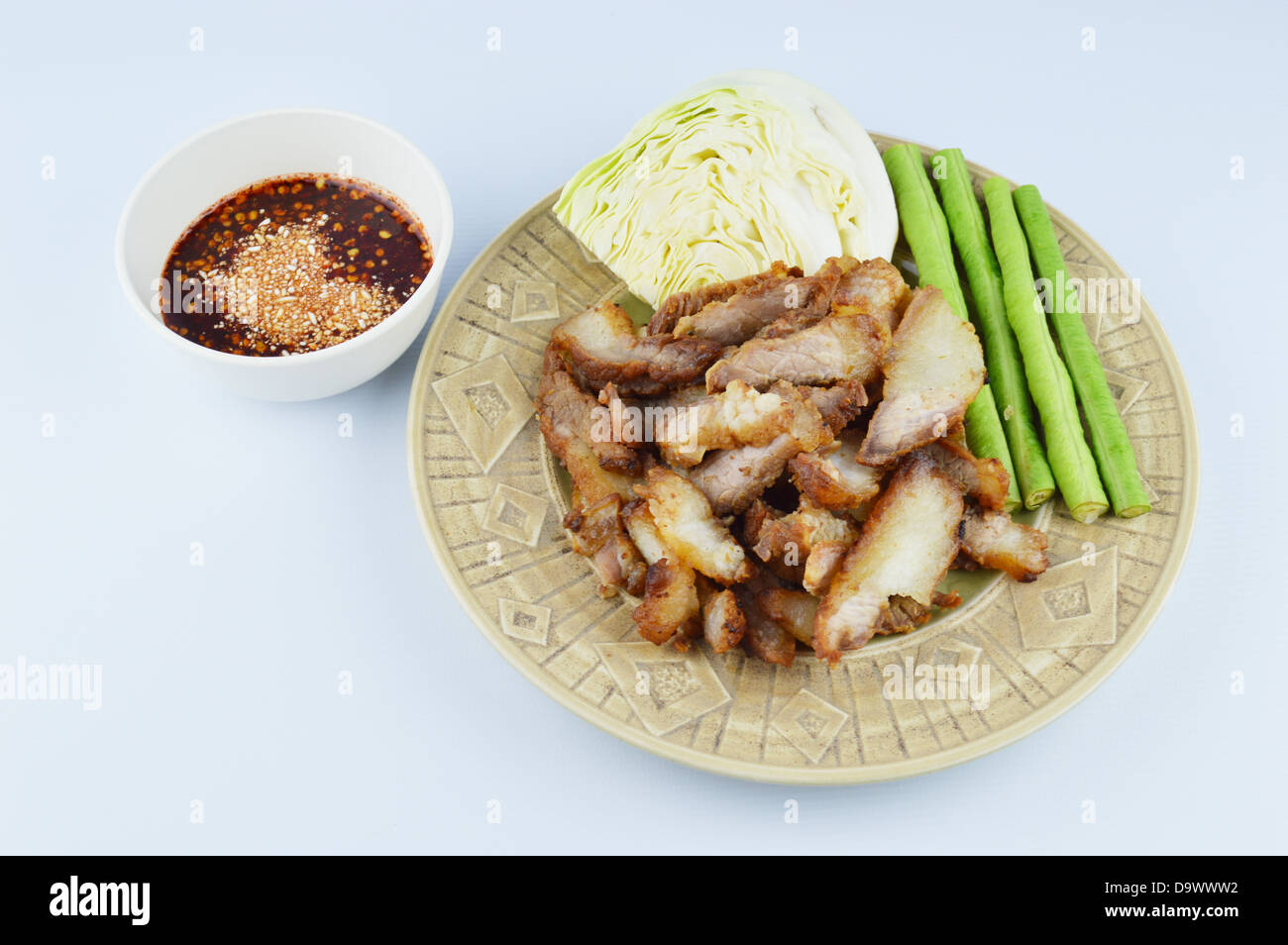 Gegrilltes Fleisch schneiden. Asiatische Küche. Stockfoto