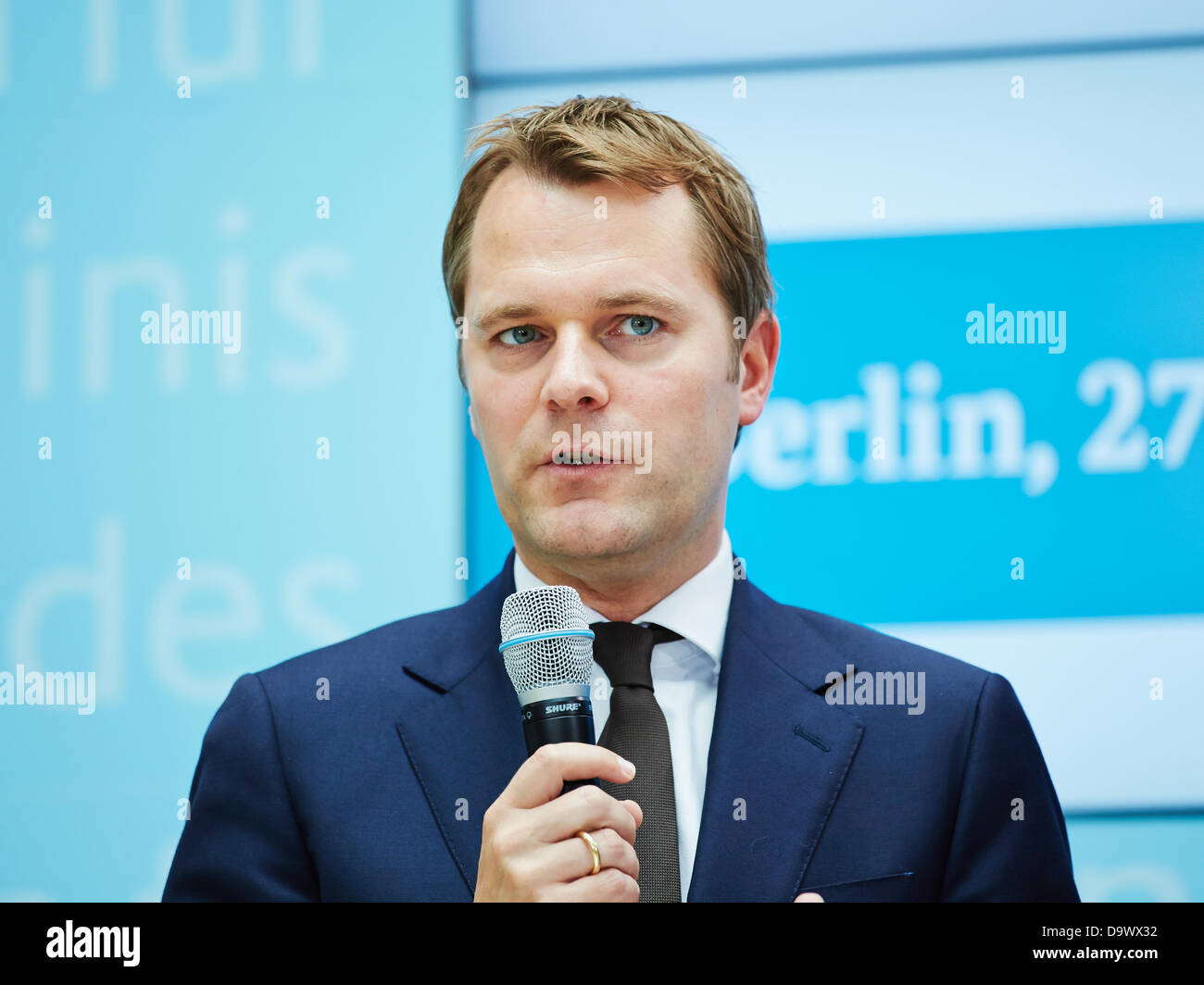 Berlin, Deutschland. 27. Juni 2013. Daniel Bahr (FDP), Bundesminister für Gesundheit, gibt eine Pressekonferenz über die Übergabe des Berichts der beratenden Expertengruppe für die Überarbeitung der langfristigen Bedarf der Pflege (Pflegebedürftigkeitsbegriffs) an das Ministerium für Gesundheit in Berlin. / Foto: Daniel Bahr (FDP), Bundesminister für Gesundheit, bei einer Pressekonferenz in Berlin. Bildnachweis: Reynaldo Chaib Paganelli/Alamy Live-Nachrichten Stockfoto