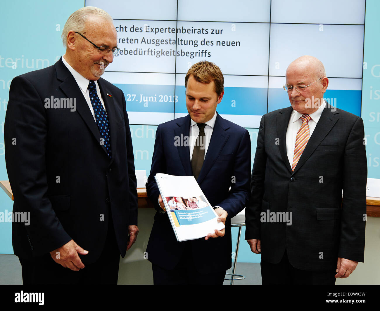 Berlin, Deutschland. 27. Juni 2013. Daniel Bahr (FDP), Bundesminister für Gesundheit, gibt eine Pressekonferenz über die Übergabe des Berichts der beratenden Expertengruppe für die Überarbeitung der langfristigen Bedarf der Pflege (Pflegebedürftigkeitsbegriffs) an das Ministerium für Gesundheit in Berlin. / Bild: Übergabe des Berichts der beratenden Expertengruppe für die Überarbeitung der langfristigen Bedarf der Pflege, Daniel Bahr (FDP), Bundesminister für Gesundheit. Bildnachweis: Reynaldo Chaib Paganelli/Alamy Live-Nachrichten Stockfoto