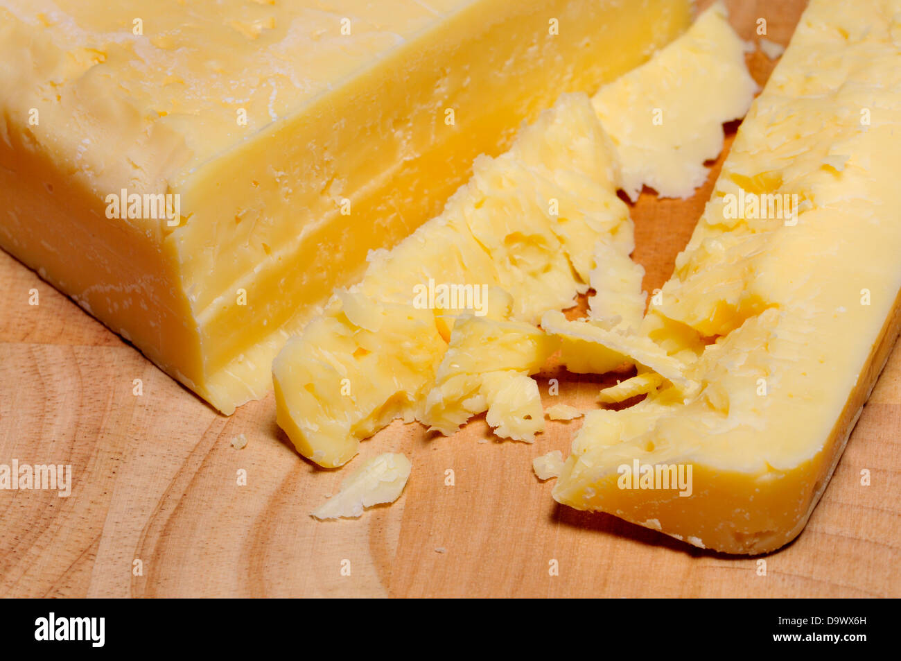 Cheddar-Käse auf einem hölzernen Käseplatte Stockfoto