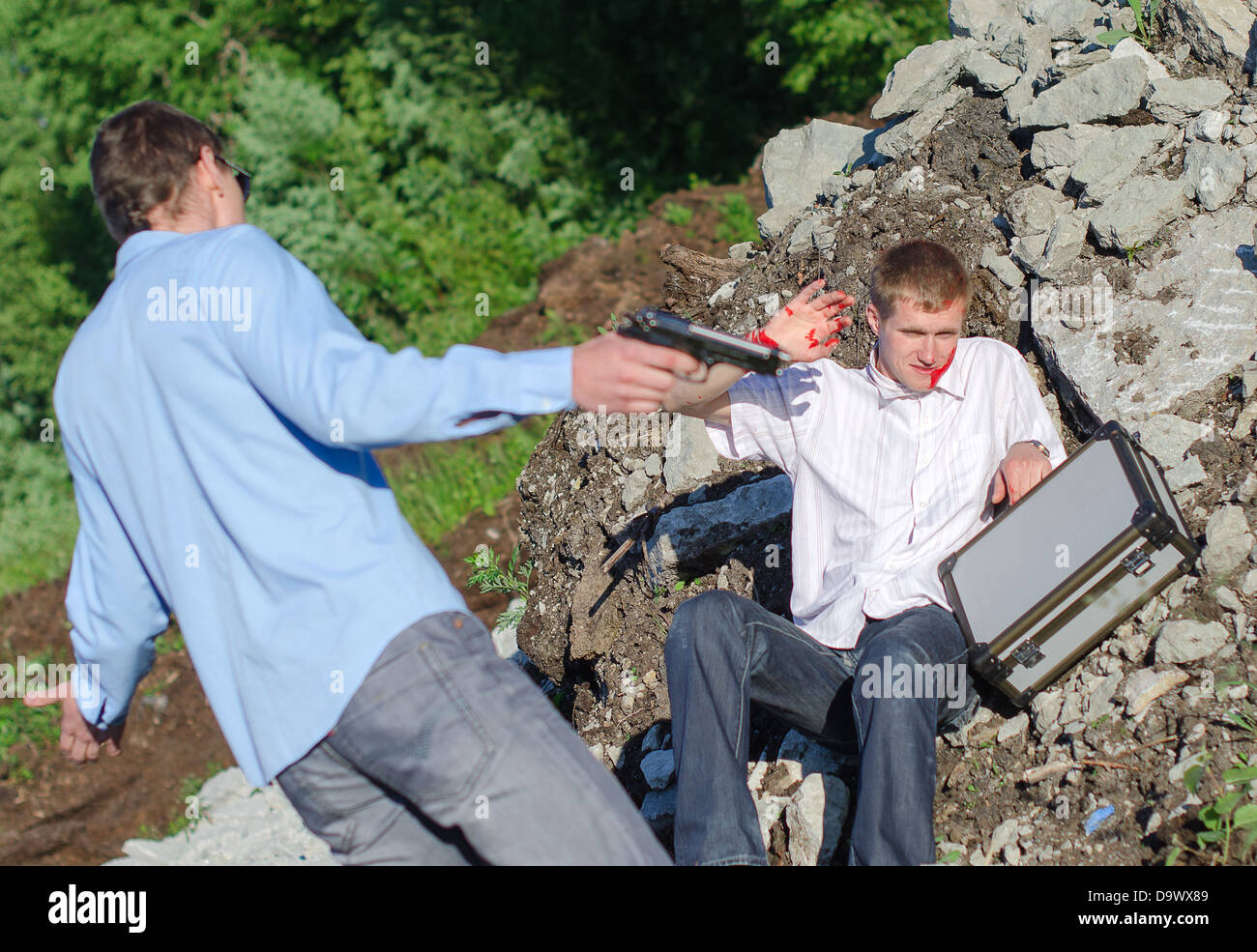 Verbrecher, die mit einer Pistole bedroht Stockfoto