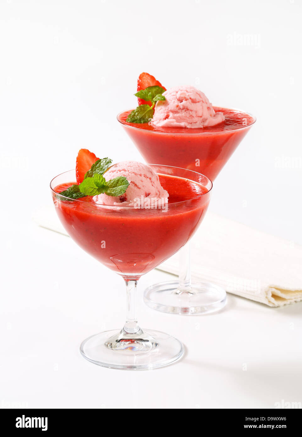 Eis mit Erdbeerpüree in Stielgläser Stockfoto