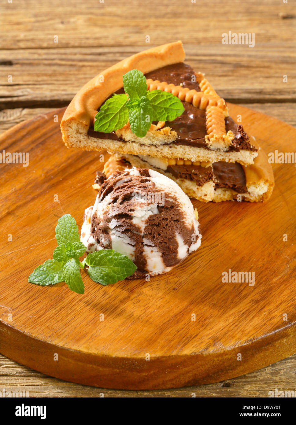 Scheiben von Schokolade Crostata mit Vanille-Schokoladeneis Stockfoto