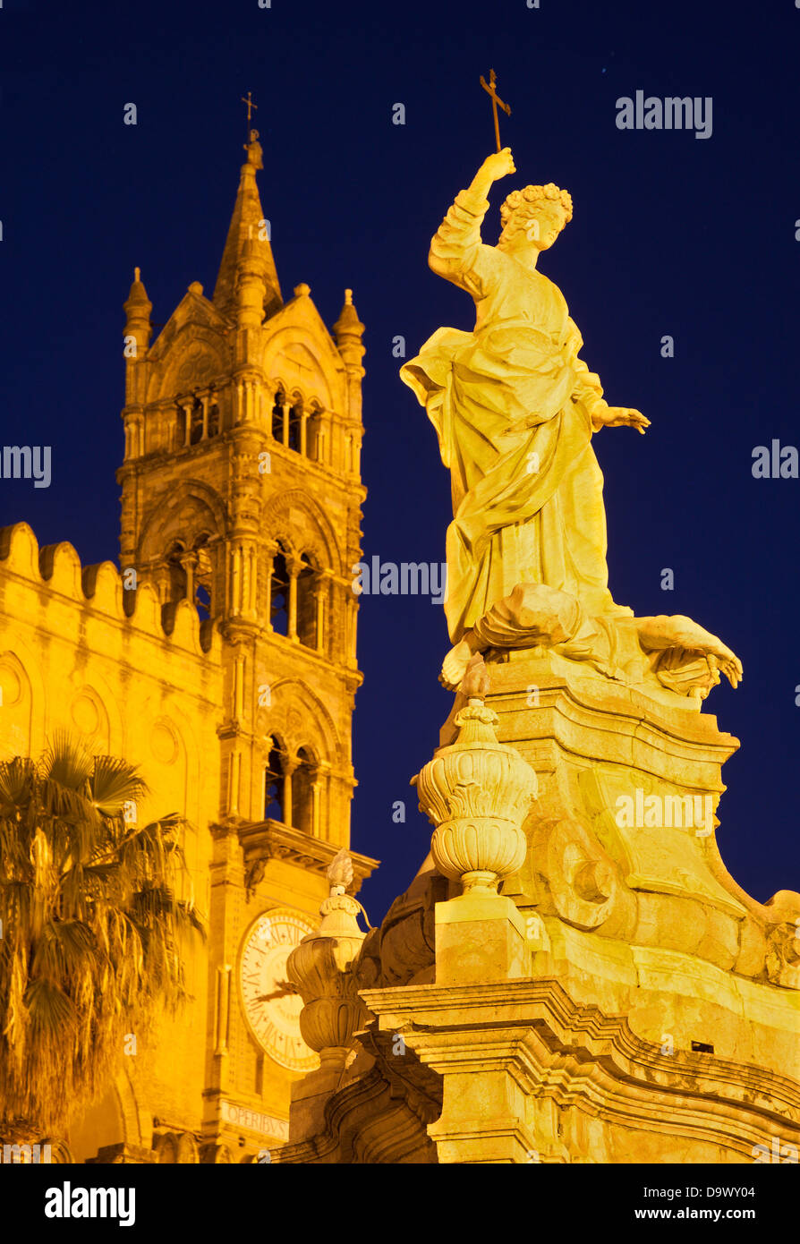 Palermo - Westtürme der Kathedrale oder Duomo in der Dämmerung und Santa Rosalia Denkmal Stockfoto