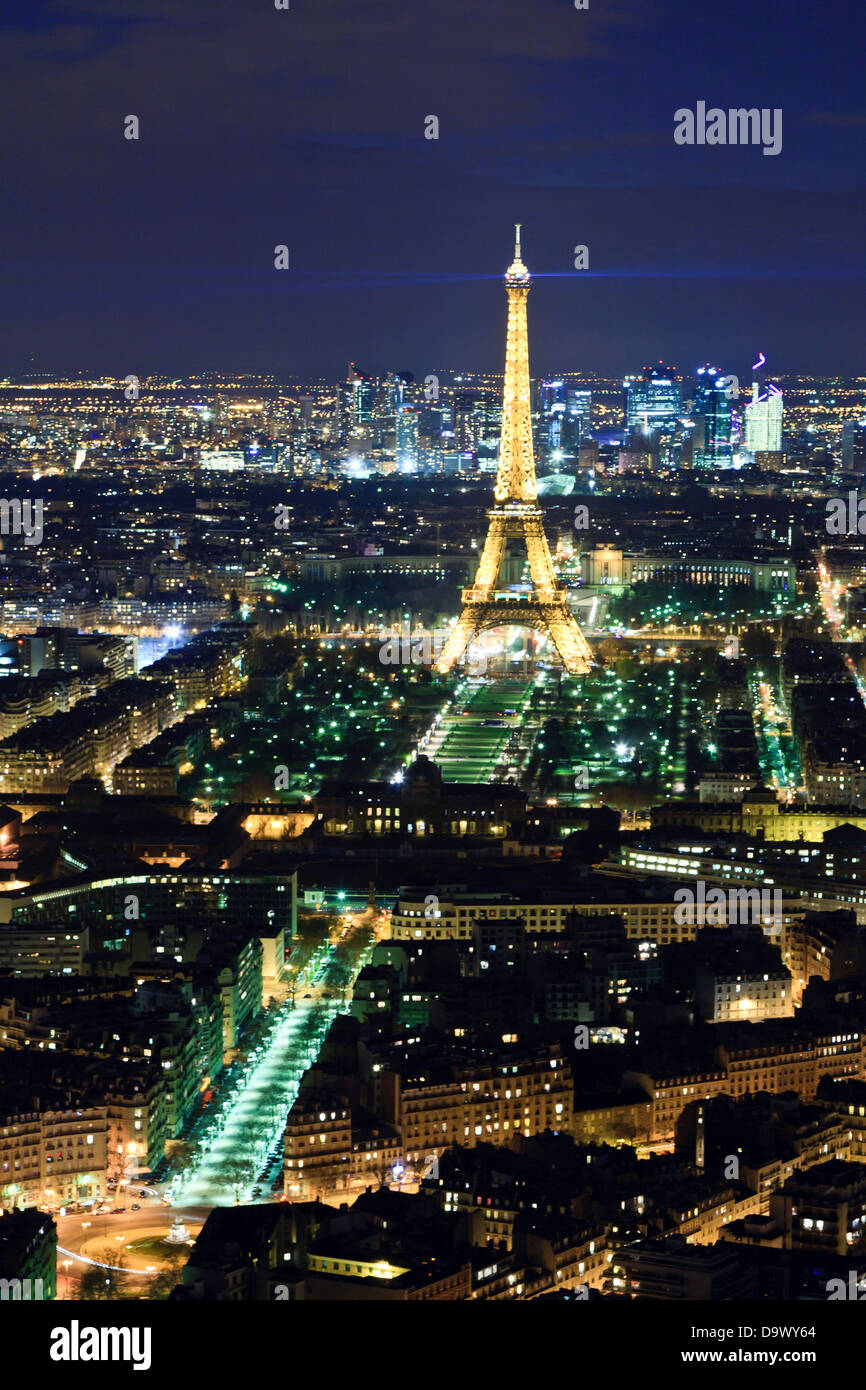 Paris Eiffelturm bei Nacht Blitz oben mit La Défense Geschäftsviertel im Hintergrund Stockfoto