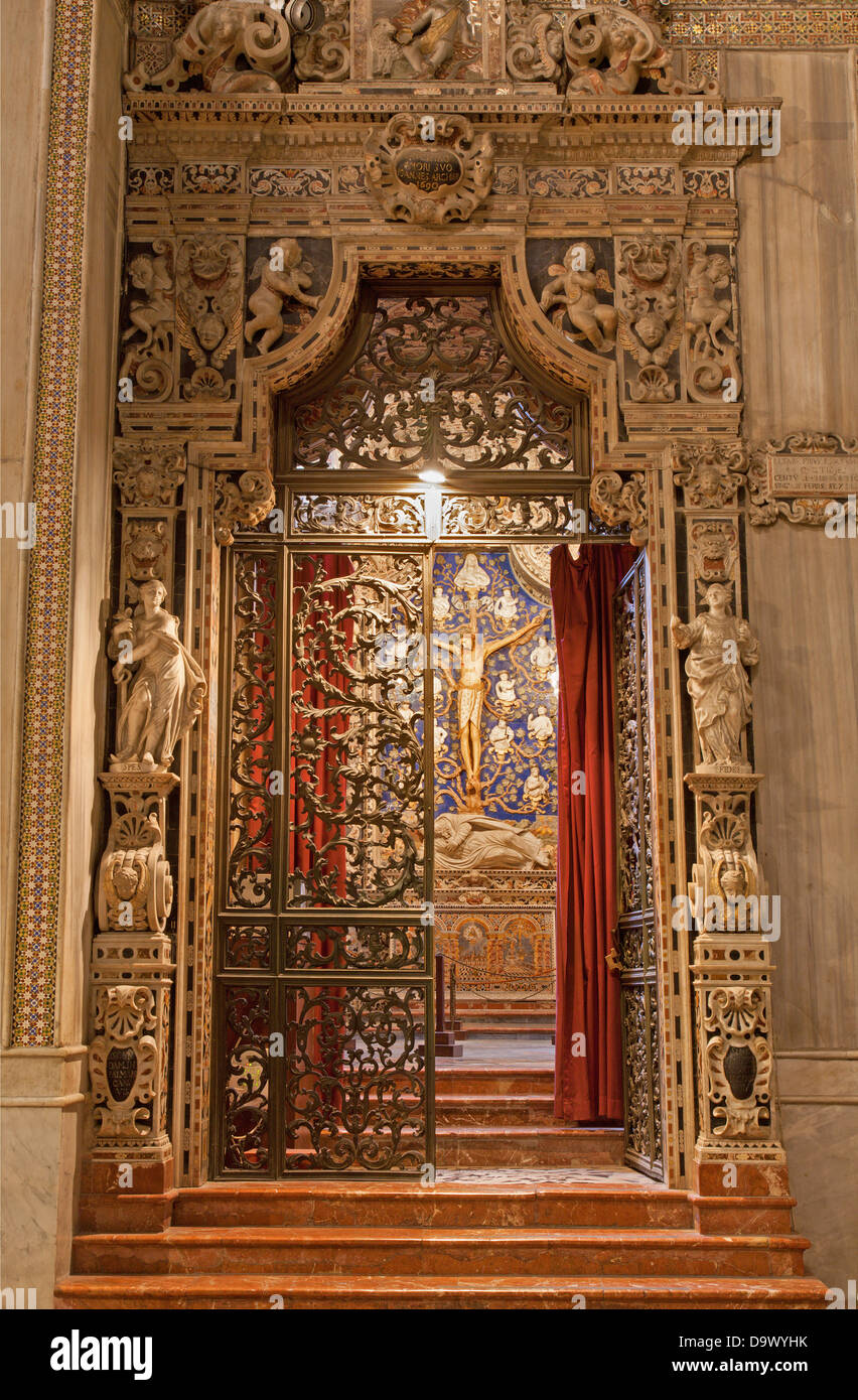 PALERMO - APRIL 9: Barockportal und Kreuzigung von Kapelle an der Nordseite der Kathedrale von Monreale Stockfoto