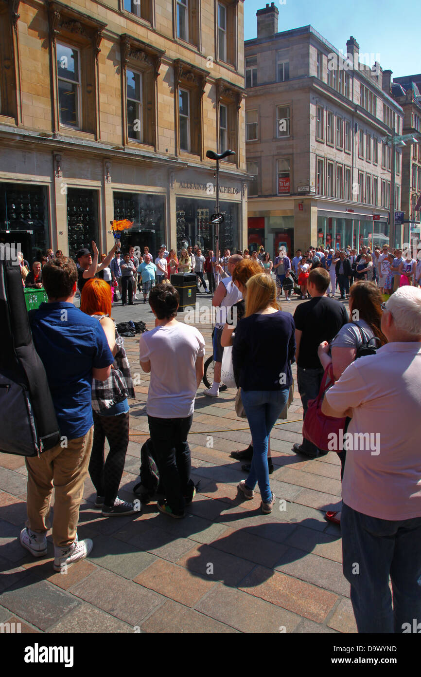 Menschenmassen beobachten Straßenkünstler Buchanan Street Glasgow Sommer Stockfoto