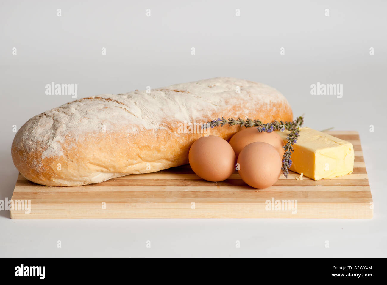 Brot, Butter und Eiern auf einem Brot-Brett... Frühstück niemanden. Stockfoto