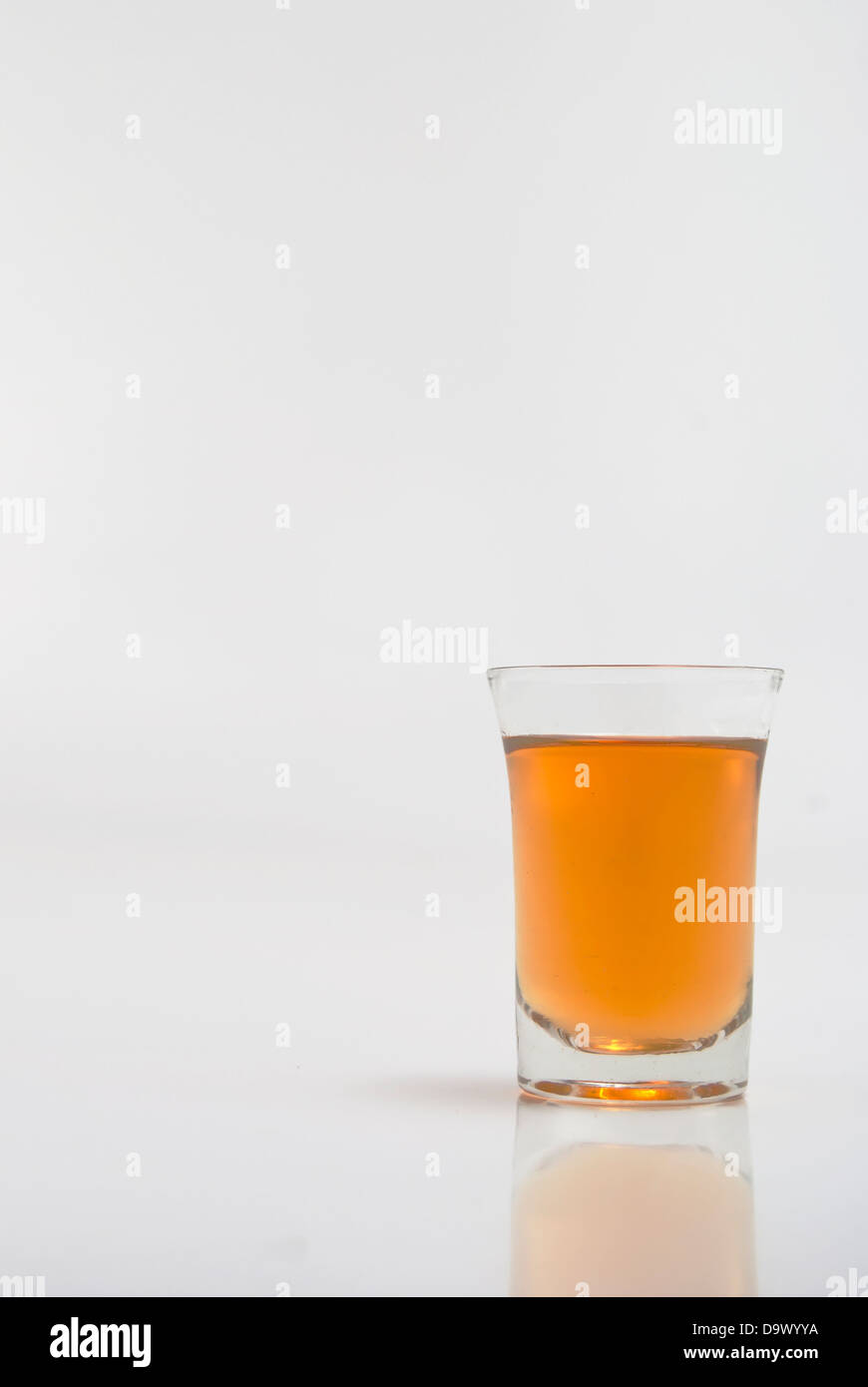 Einzigen Tot Glas Whiskey auf weiß Stockfoto