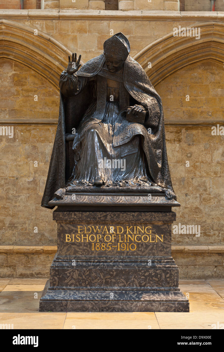 Lincoln - Statue von Edward King im südlichen Querschiff im Inneren der Kathedrale; Lincoln, Lincolnshire, UK, Europa Stockfoto