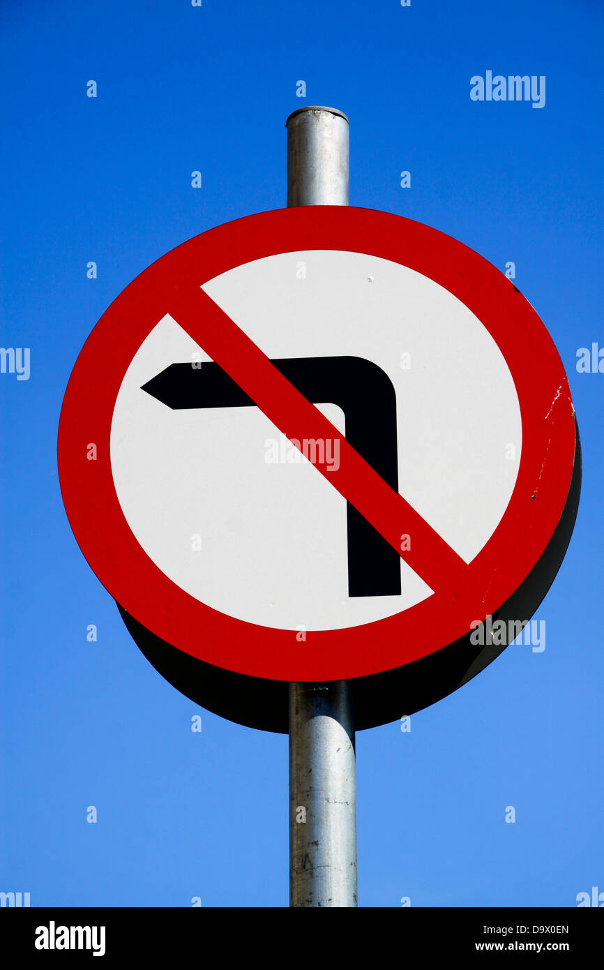 UK keine Linkskurve Verkehrszeichen Stockfoto