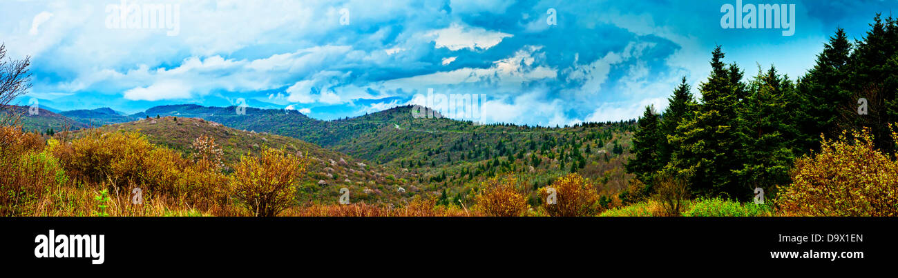 180-Grad-Panorama der Great Smoky Mountains im Regen. Stockfoto