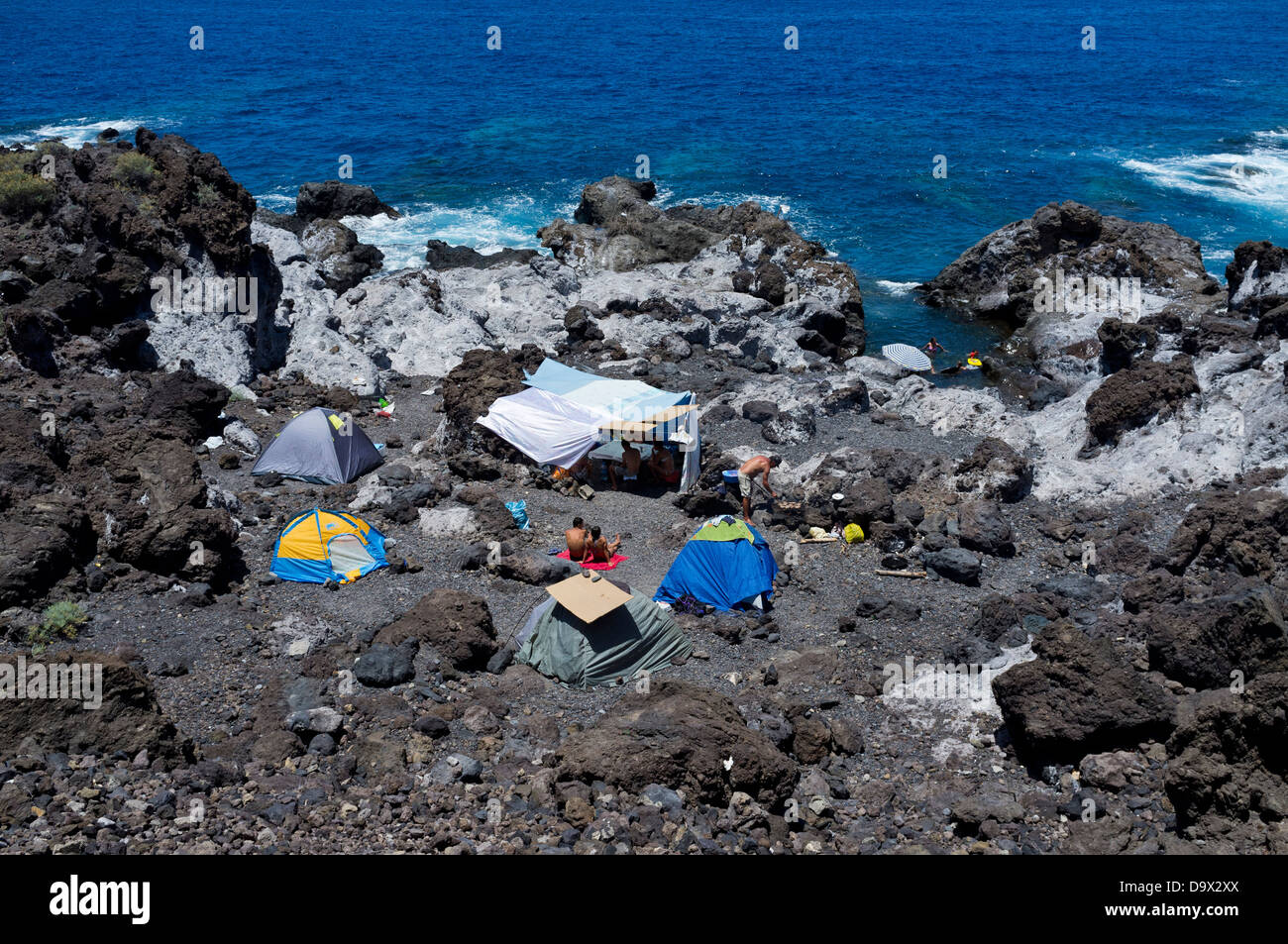 Camping auf eine felsige Bucht an der Küste in der Nähe von Alcala, Teneriffa, Kanarische Inseln, Spanien. Stockfoto
