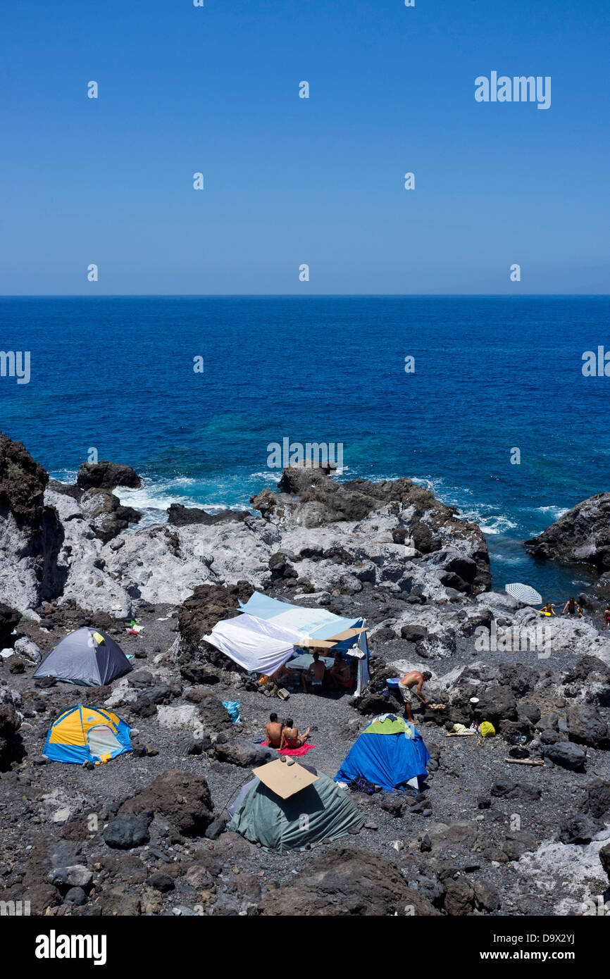 Camping auf eine felsige Bucht an der Küste in der Nähe von Alcala, Teneriffa, Kanarische Inseln, Spanien. Stockfoto