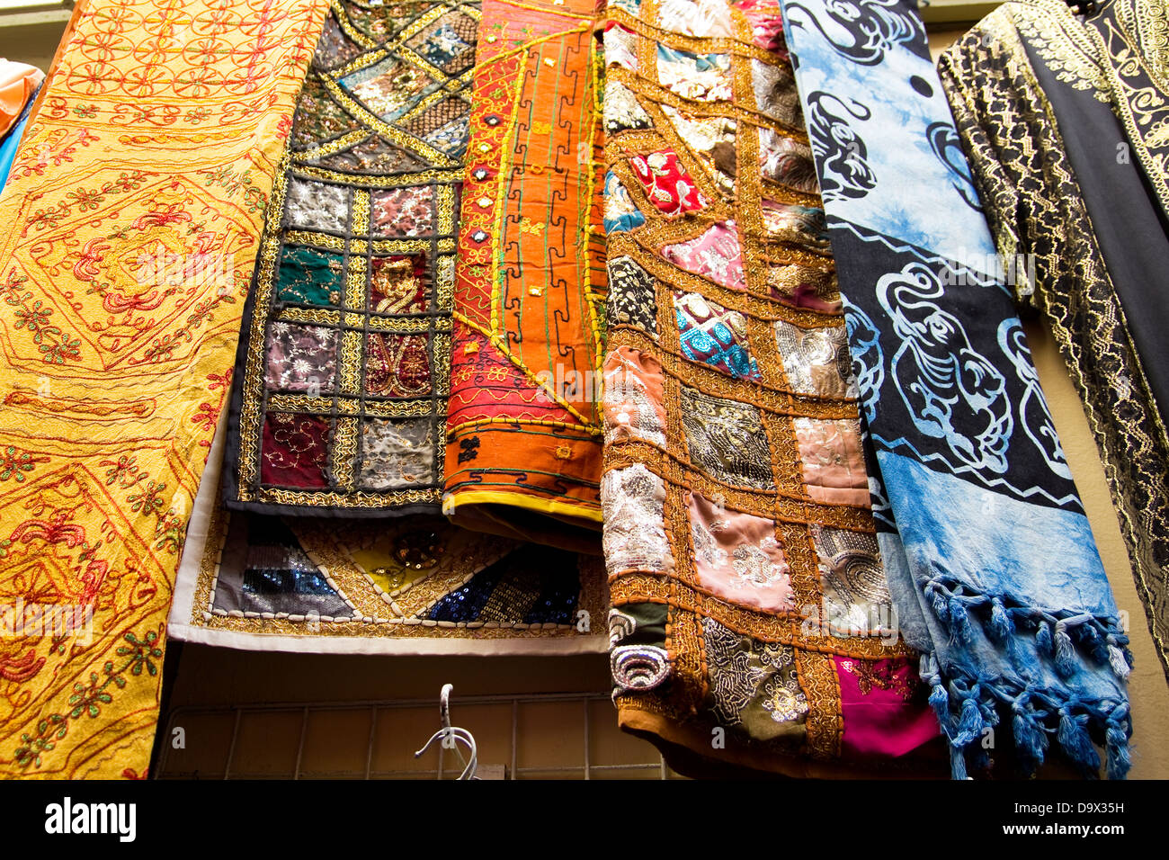 Stoffe und Schals auf einem orientalischen Markt. Granada, Andalusien,  Spanien Stockfotografie - Alamy