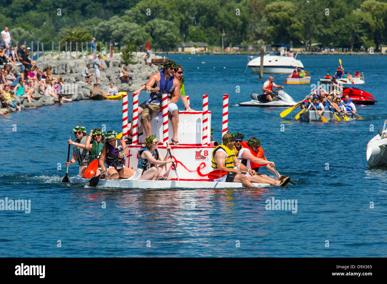 20. jährlichen Watkins Glen Waterfront Festival & Karton Boat Regatta statt im Hafen von Watkins Glen New York Stockfoto